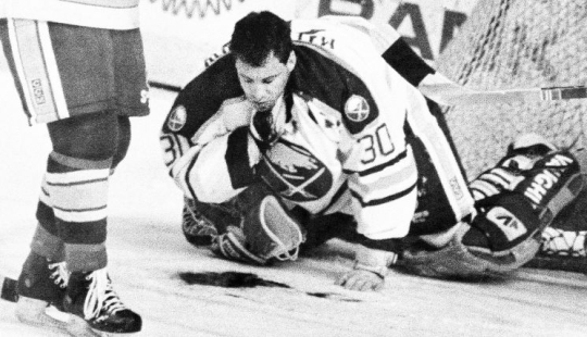 Una garganta cortada y un disparo en la cabeza: la historia del jugador de hockey Malarchuk que no se puede matar