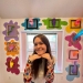 Una mujer muestra en línea su casa singularmente colorida y se vuelve viral mientras los internautas quedan hipnotizados por ella