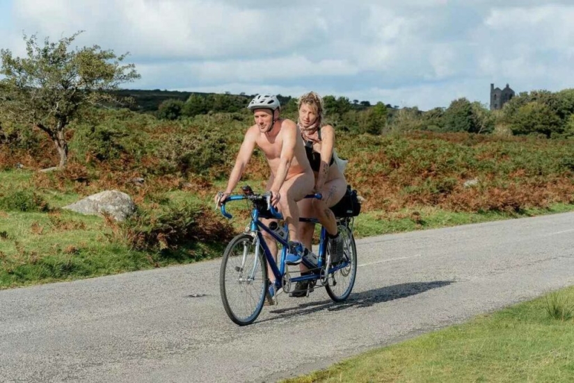 Una pareja británica recorrió desnudos más de 400 kilómetros en bicicleta