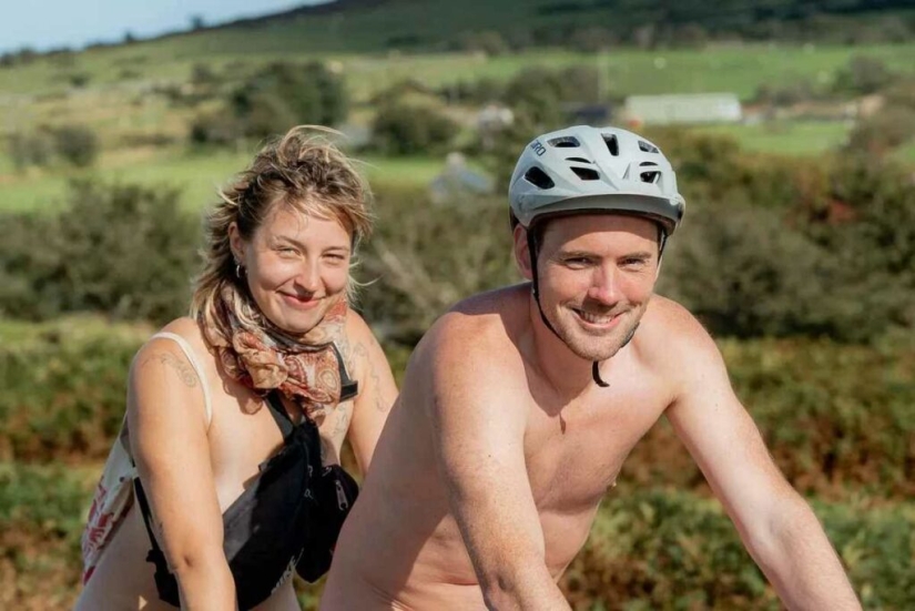 Una pareja británica recorrió desnudos más de 400 kilómetros en bicicleta