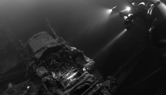 Underwater cemetery of Japan: pictures of submerged equipment from the Second World War