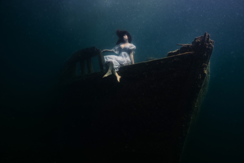 Underwater photo shoot in the icy water of a Canadian lake — a new Guinness record