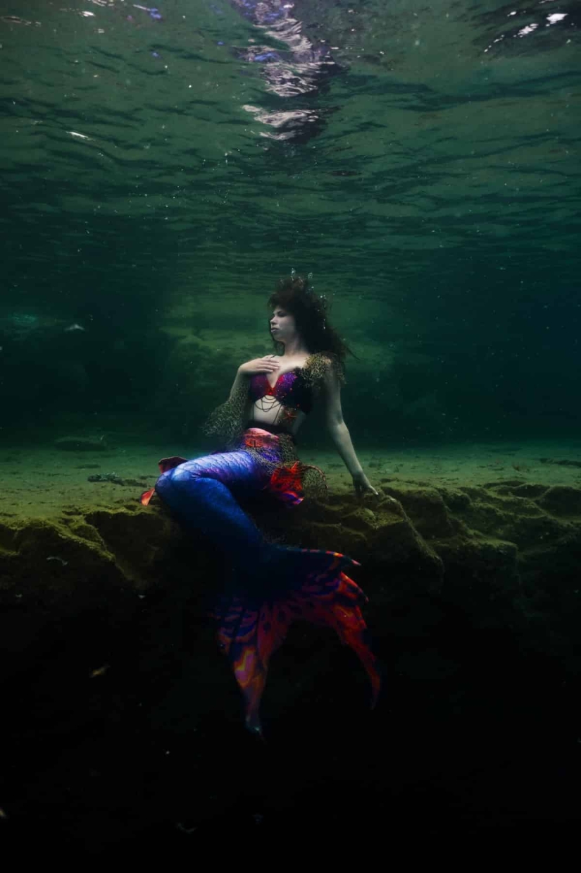 Underwater photo shoot in the icy water of a Canadian lake — a new Guinness record