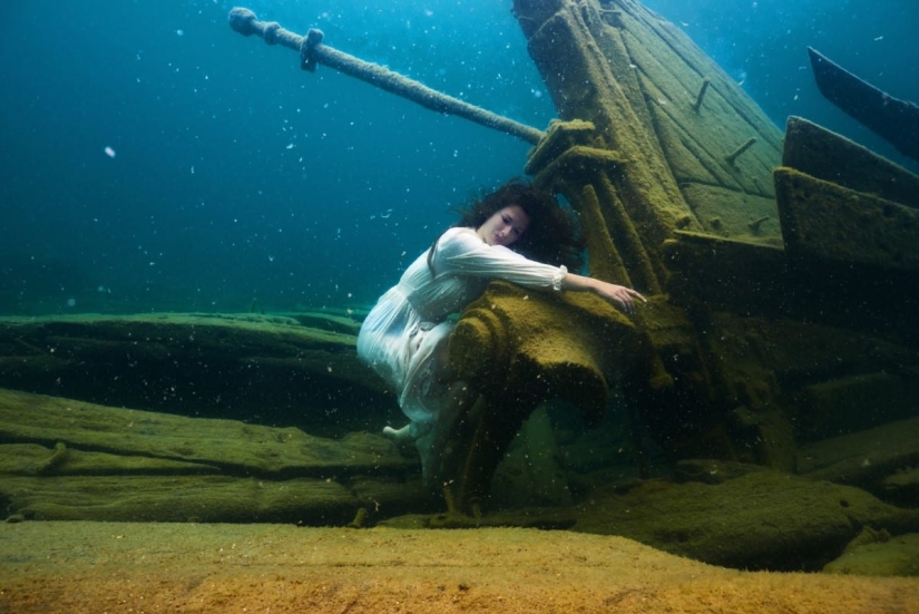 Underwater photo shoot in the icy water of a Canadian lake — a new Guinness record