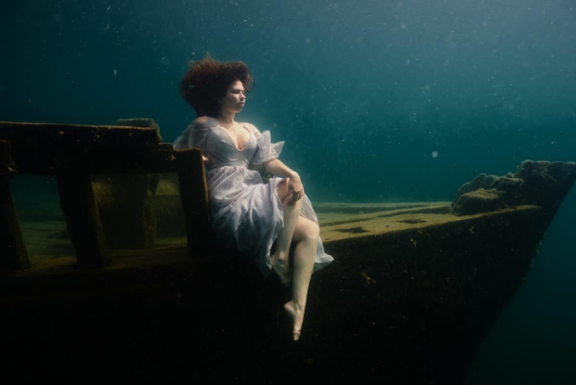 Underwater photo shoot in the icy water of a Canadian lake — a new Guinness record