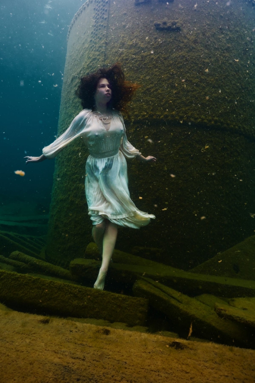 Underwater photo shoot in the icy water of a Canadian lake — a new Guinness record