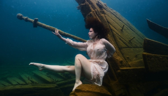 Underwater photo shoot in the icy water of a Canadian lake — a new Guinness record