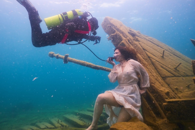 Underwater photo shoot in the icy water of a Canadian lake — a new Guinness record