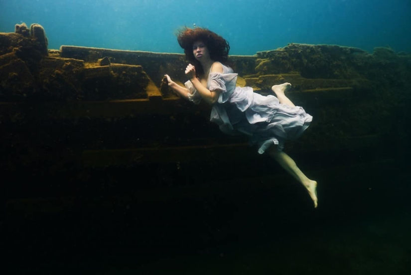 Underwater photo shoot in the icy water of a Canadian lake — a new Guinness record