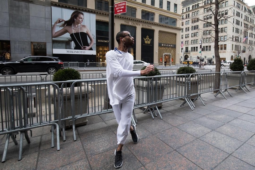 Unexpected street scenes of new York and tel Aviv in the lens of master street-photo by Ronen Berka