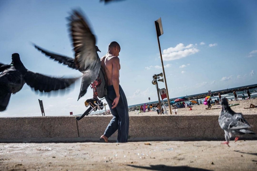 Unexpected street scenes of new York and tel Aviv in the lens of master street-photo by Ronen Berka