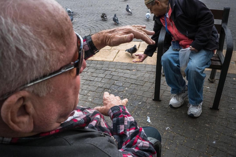 Unexpected street scenes of new York and tel Aviv in the lens of master street-photo by Ronen Berka