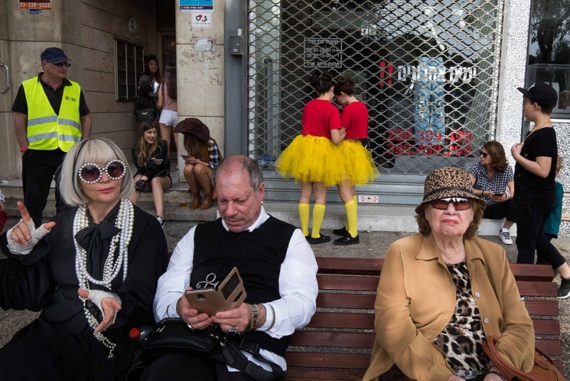 Unexpected street scenes of new York and tel Aviv in the lens of master street-photo by Ronen Berka