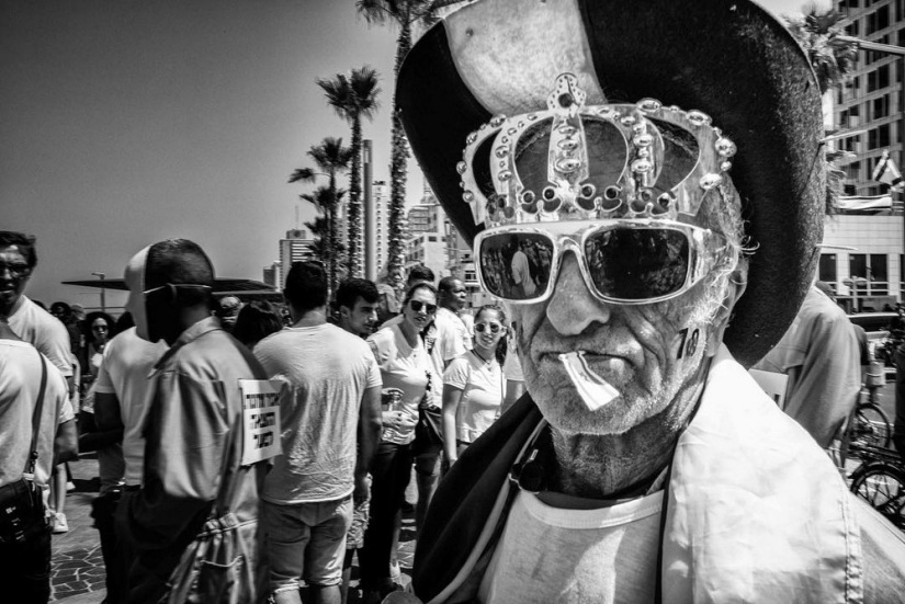 Unexpected street scenes of new York and tel Aviv in the lens of master street-photo by Ronen Berka