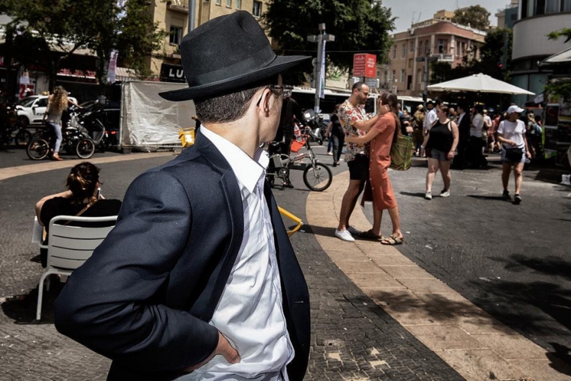 Unexpected street scenes of new York and tel Aviv in the lens of master street-photo by Ronen Berka