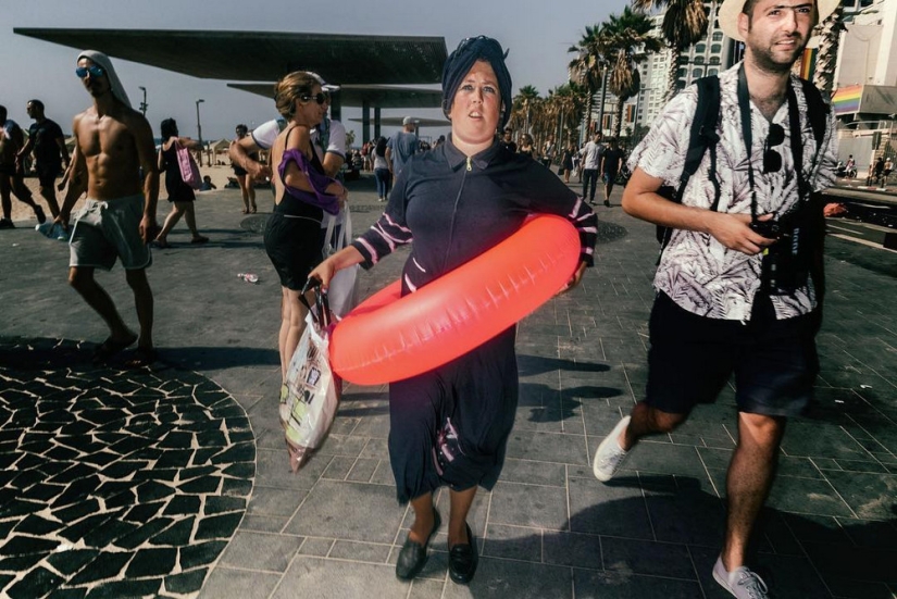 Unexpected street scenes of new York and tel Aviv in the lens of master street-photo by Ronen Berka