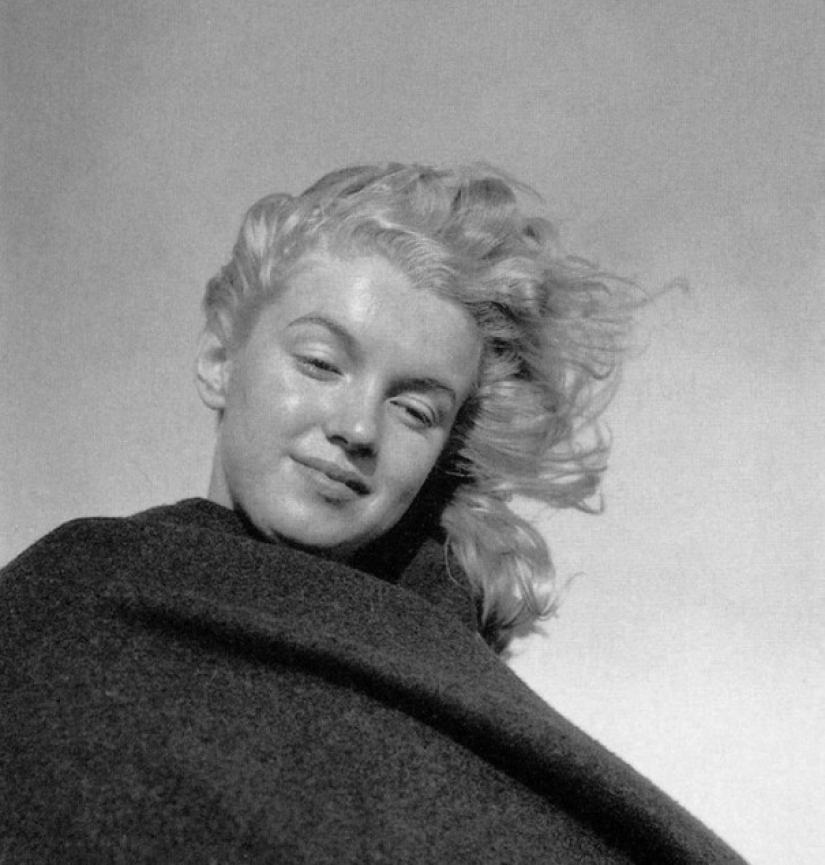 Unknown beach photos of Marilyn Monroe taken by her lover