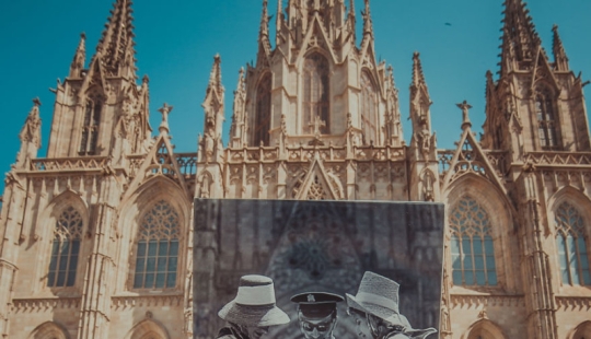 Ventana al pasado: un residente de Bakú combina fotografías antiguas con vistas modernas