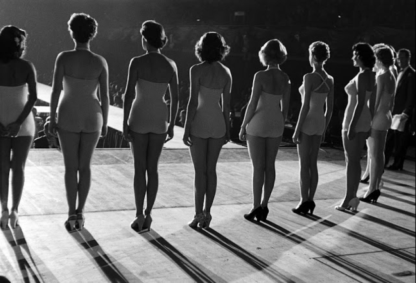 Ver los participantes en el concurso de "Miss universo" 50 años