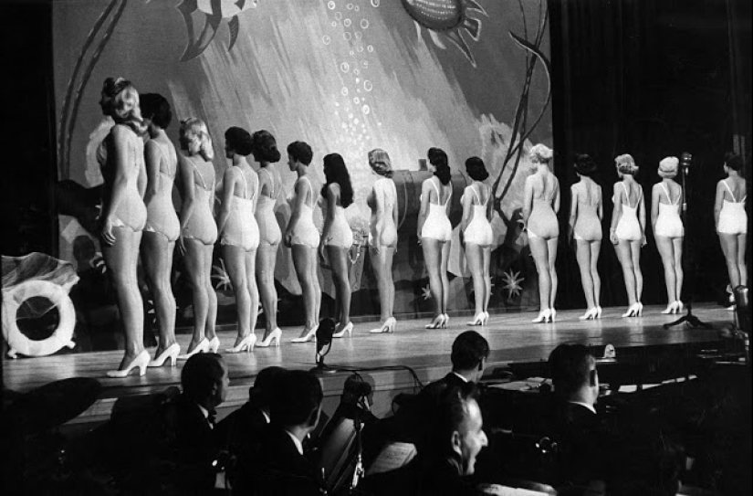 Ver los participantes en el concurso de "Miss universo" 50 años