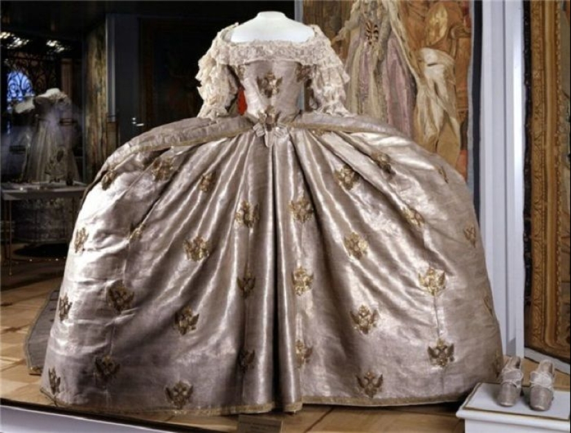 Vestido de Mantua de lujo, pero terriblemente incómodo invención galante del siglo