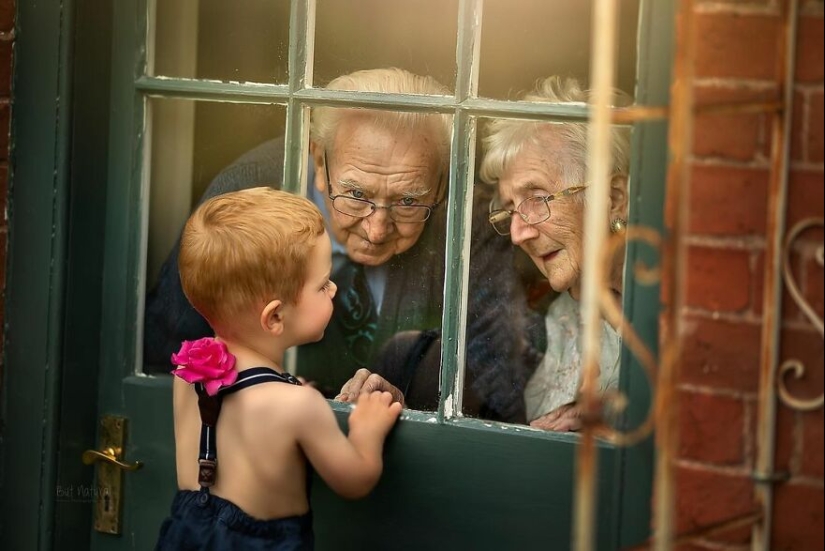 Viejos y jóvenes: un conmovedor proyecto fotográfico sobre la conexión de la generación mayor con los nietos