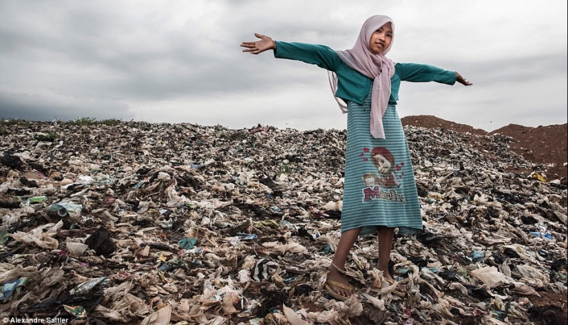 "Vile world": how 3,000 families with children live in a huge landfill