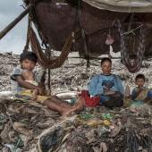 "Vile world": how 3,000 families with children live in a huge landfill