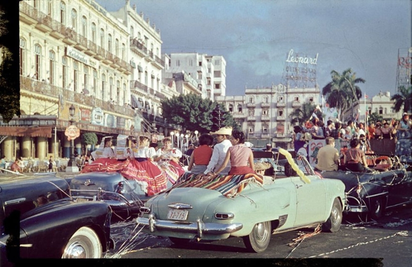 Vivid photos of Cuba in 1954, which really looks like a free country