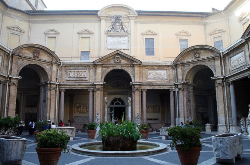 Walking around the Vatican: what lies behind the walls of a separate state in the center of Rome