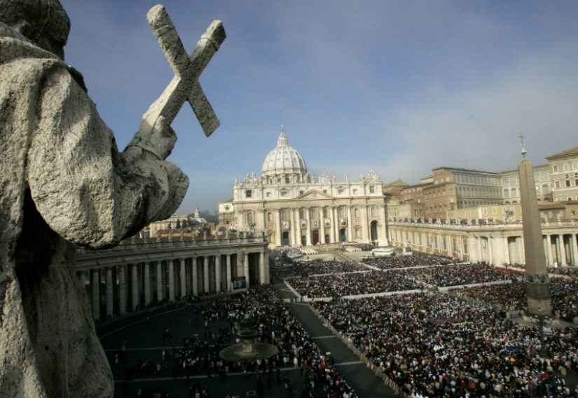 Walking around the Vatican: what lies behind the walls of a separate state in the center of Rome