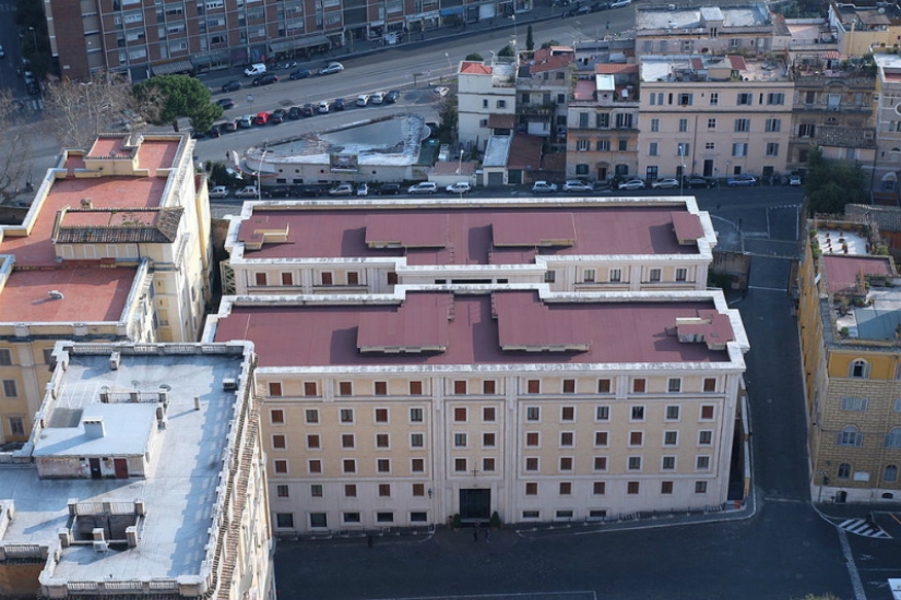 Walking around the Vatican: what lies behind the walls of a separate state in the center of Rome