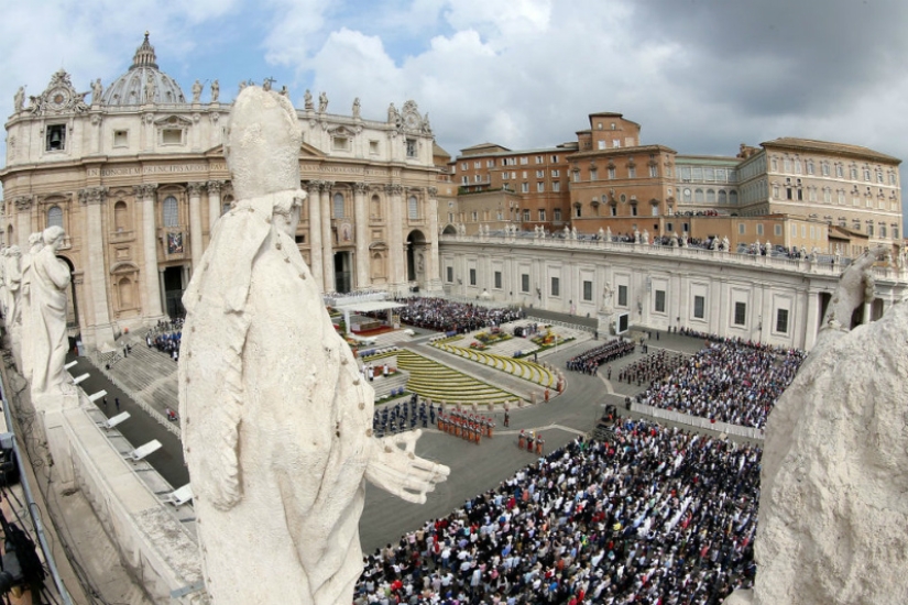 Walking around the Vatican: what lies behind the walls of a separate state in the center of Rome