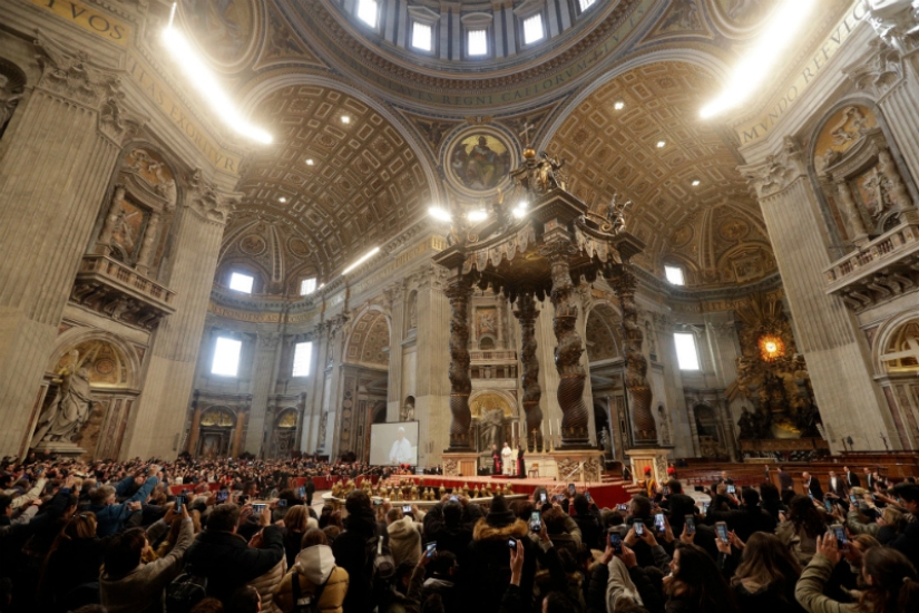 Walking around the Vatican: what lies behind the walls of a separate state in the center of Rome