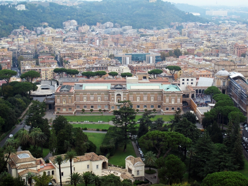 Walking around the Vatican: what lies behind the walls of a separate state in the center of Rome