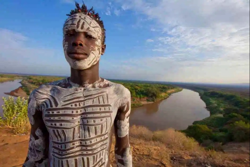 War paint and superstition wild: amazing pictures Karo tribe
