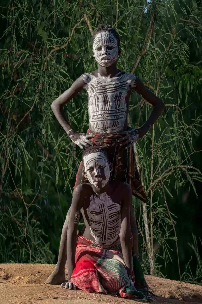 War paint and superstition wild: amazing pictures Karo tribe