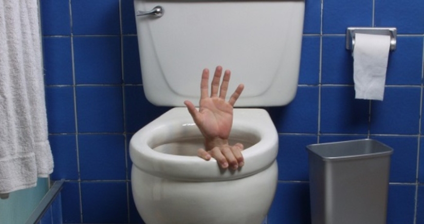 We are at risk! Scientists from the USA have shown what happens when flushing water in the toilet