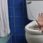 We are at risk! Scientists from the USA have shown what happens when flushing water in the toilet