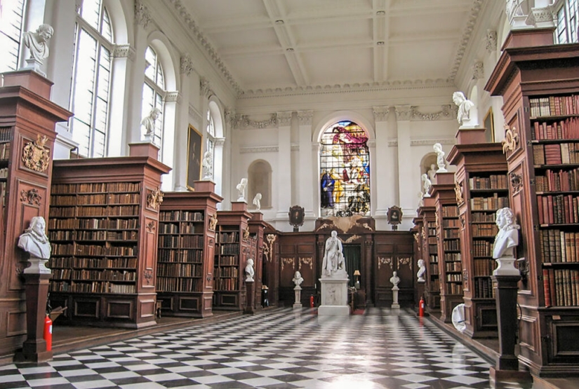 What do books smell like and why do we like this smell