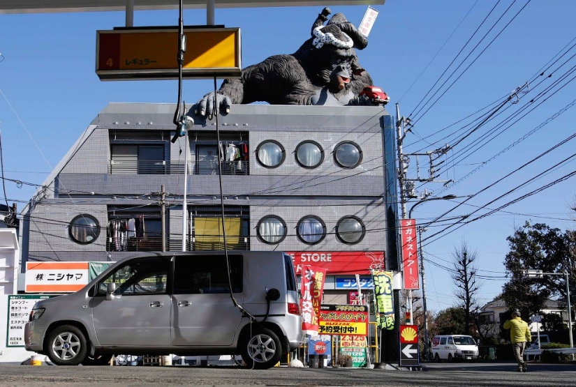 What do gas stations look like in different countries of the world