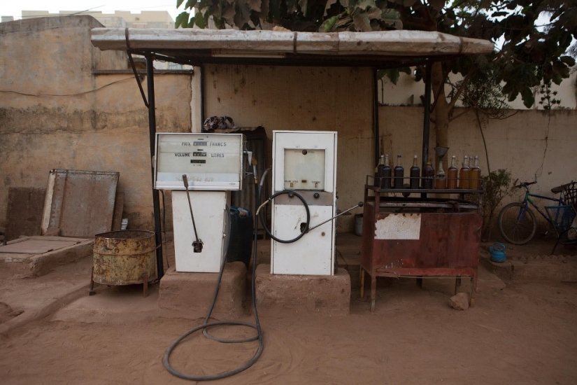 What do gas stations look like in different countries of the world