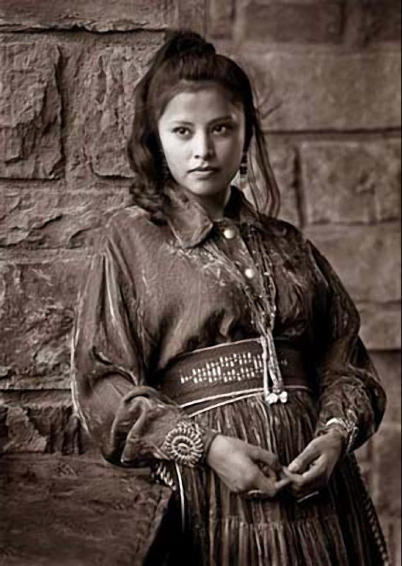 What do North American Indian women look like