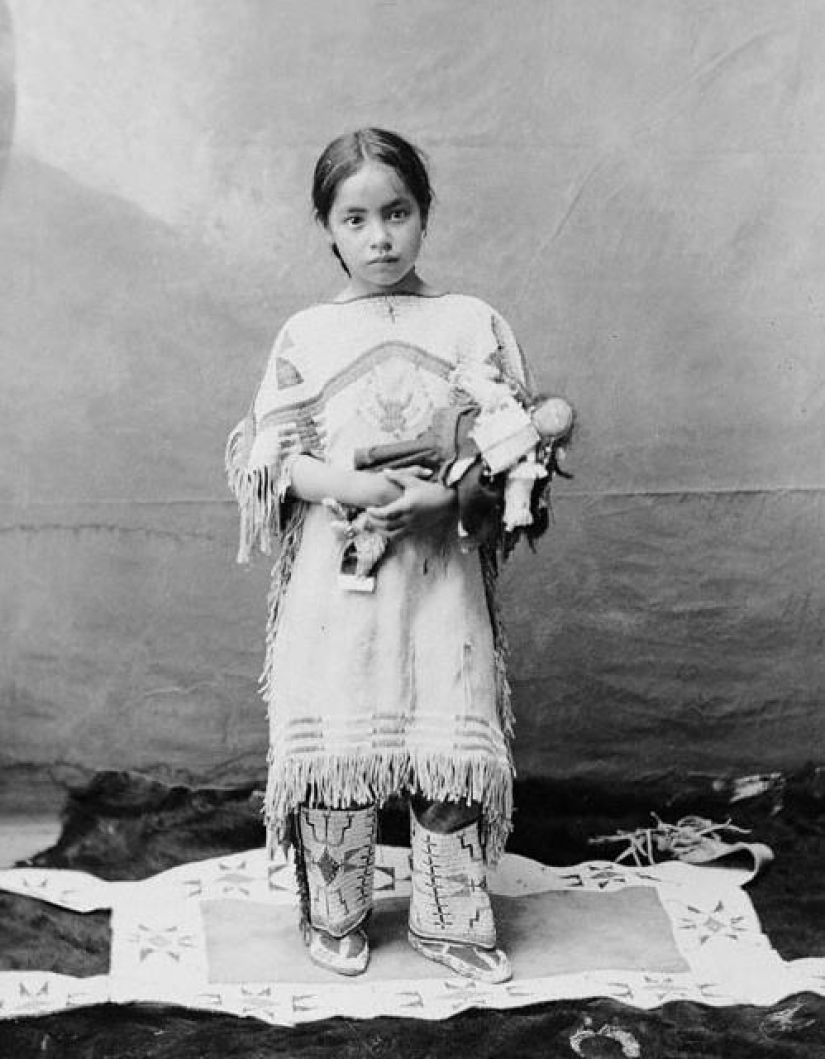 What do North American Indian women look like