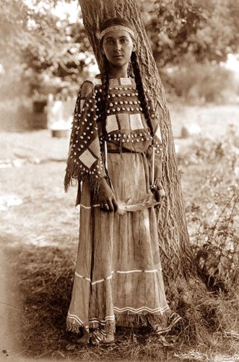 What do North American Indian women look like