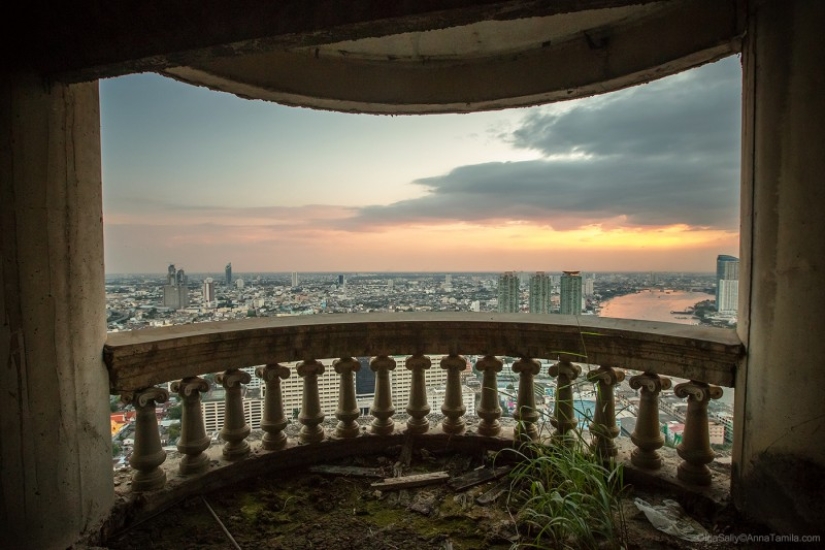What does the Satorn Tower, the largest abandoned skyscraper in the world, look like
