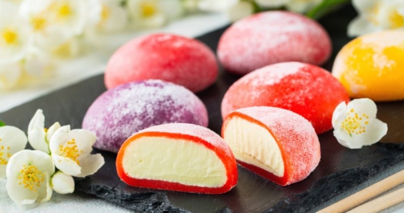 What is the famous Japanese dessert Mochi and is it possible to cook it yourself?