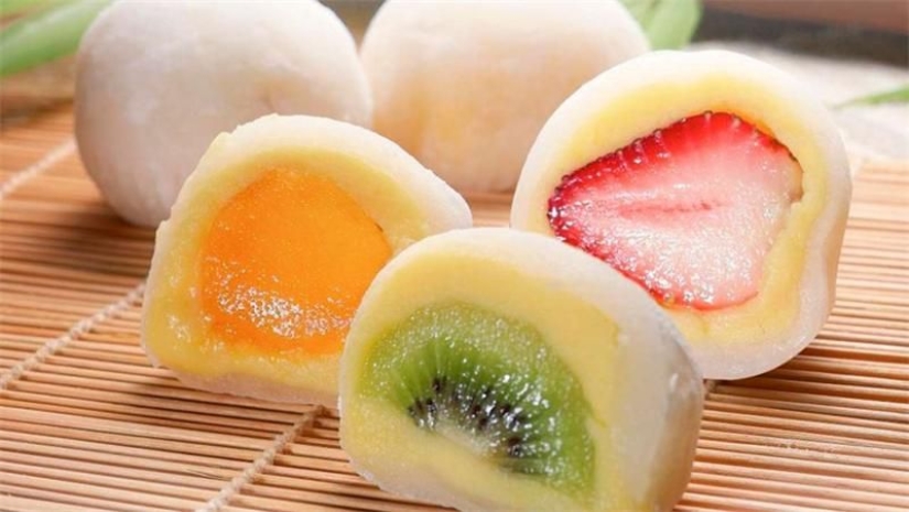 What is the famous Japanese dessert Mochi and is it possible to cook it yourself?