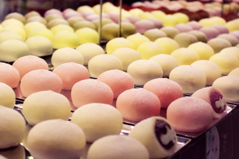 What is the famous Japanese dessert Mochi and is it possible to cook it yourself?