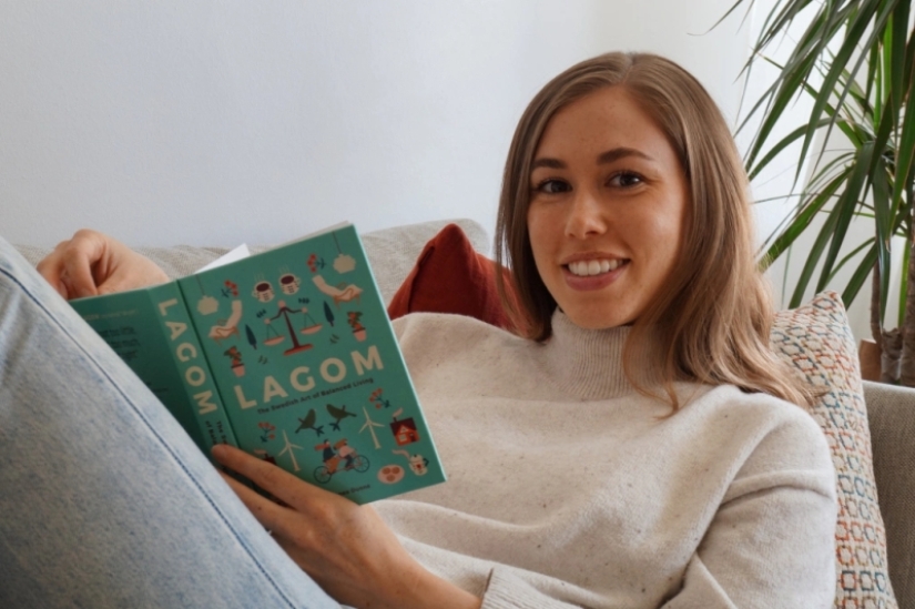 What is the lagom philosophy and how does it help Swedes be happy?